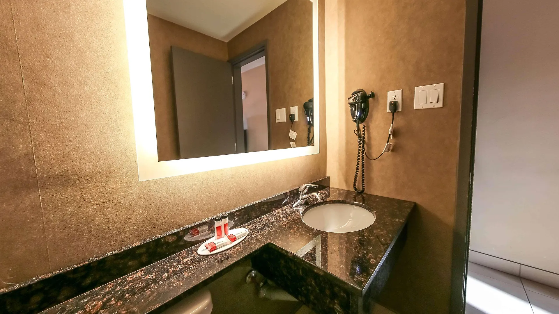 Howard Johnson By Wyndham Winnipeg West
