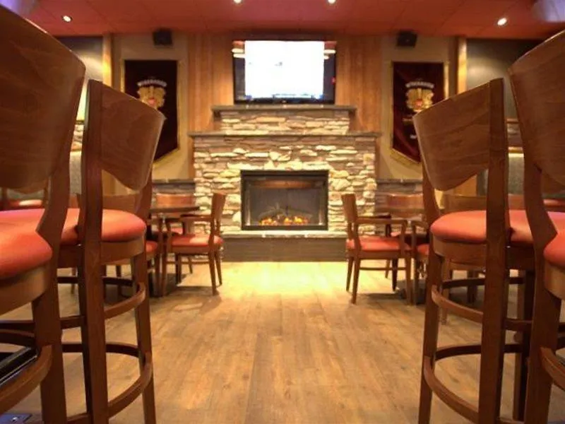 Howard Johnson By Wyndham Winnipeg West Hotel