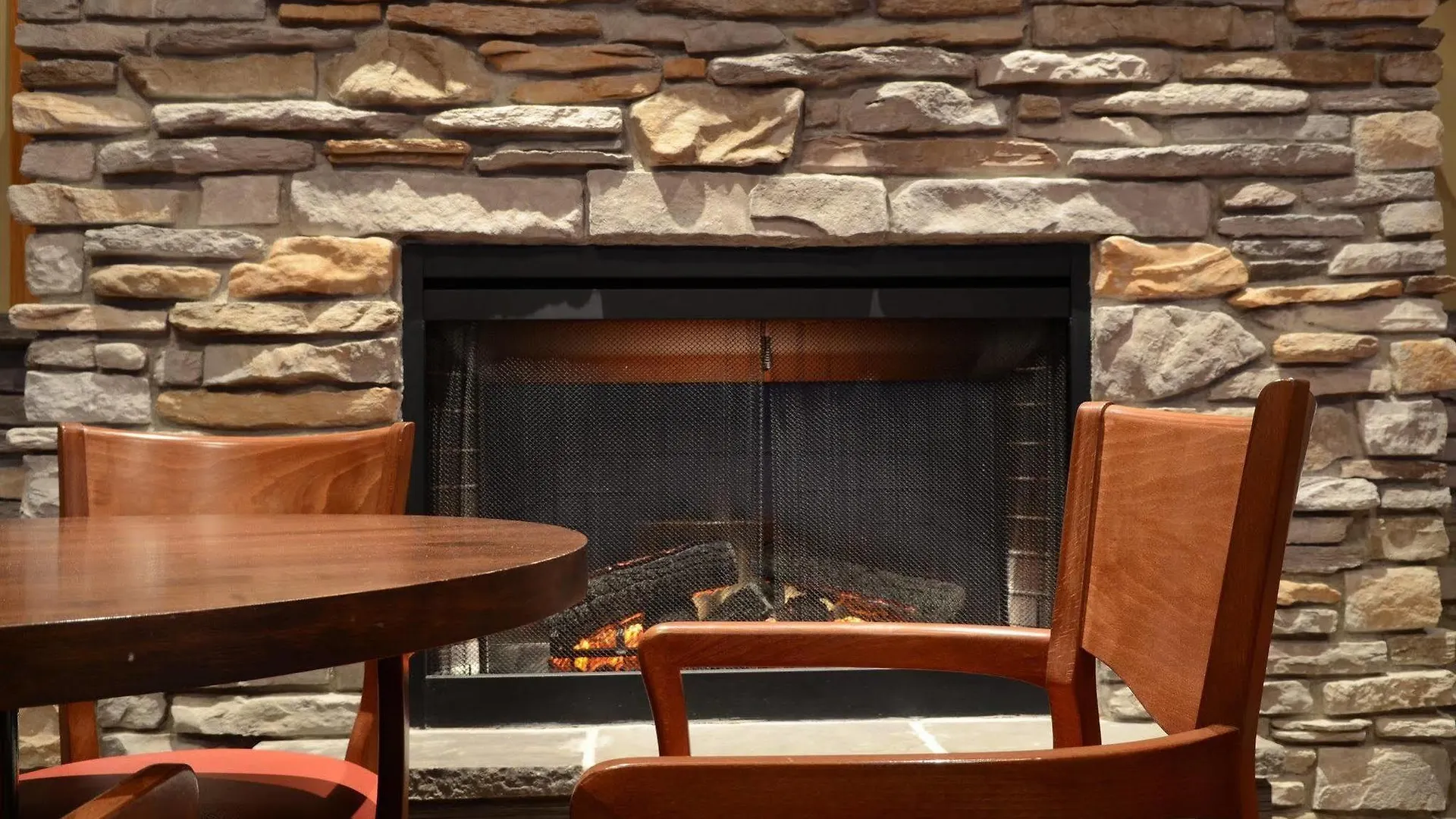 Howard Johnson By Wyndham Winnipeg West Hotel