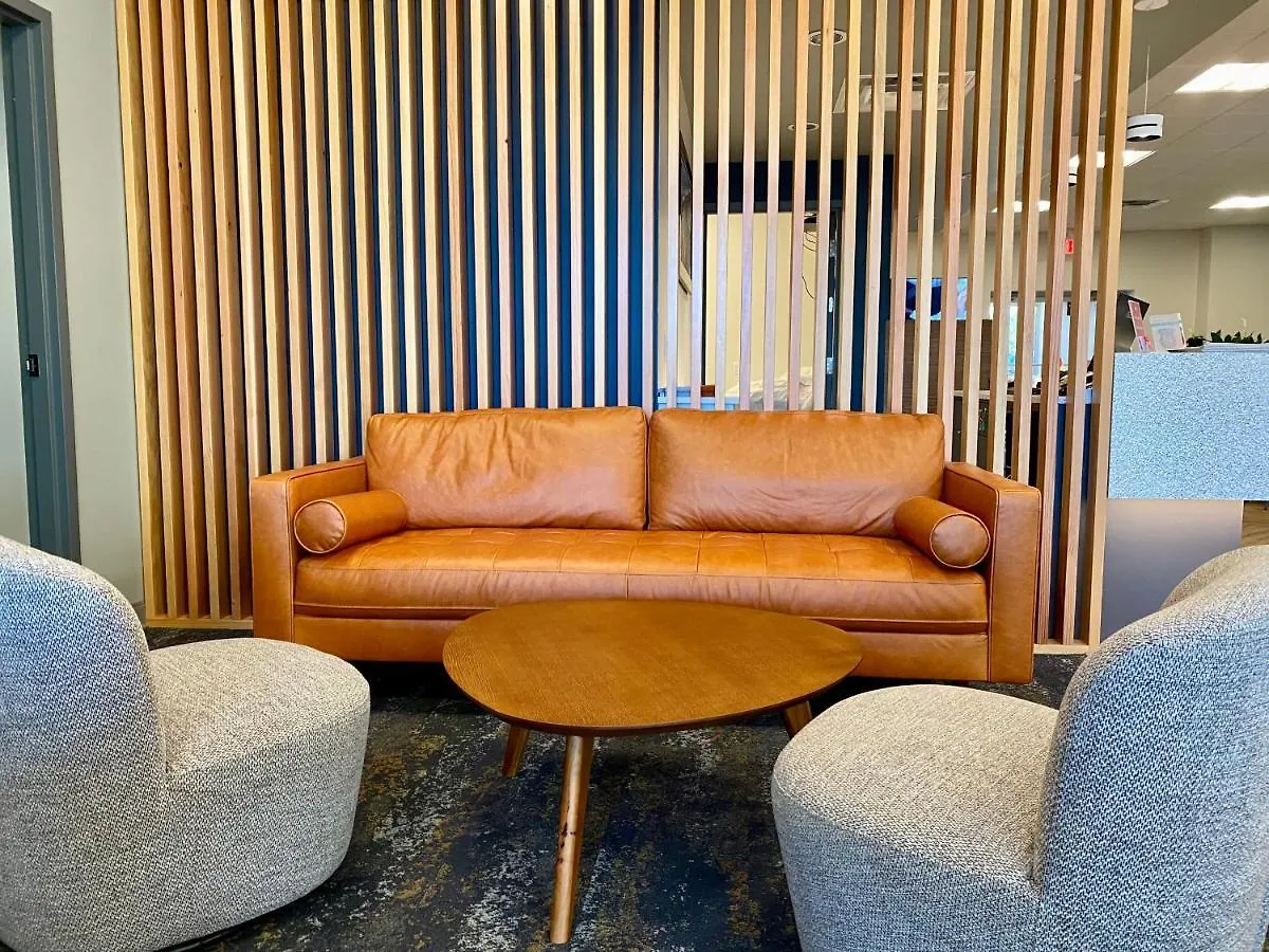 Howard Johnson By Wyndham Winnipeg West Hotel
